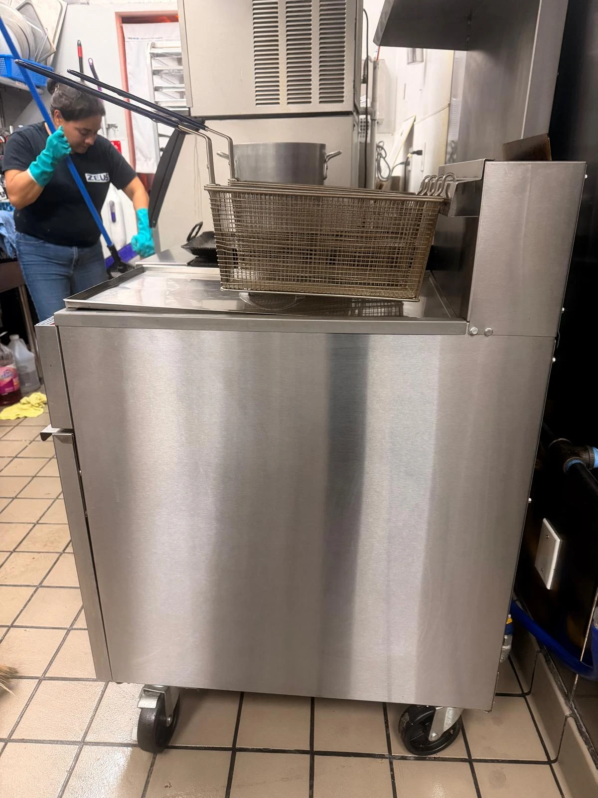 Commercial Kitchen Deep Cleaning in Buena Park, CA -- photo 10 by Zeus Cleaning Service